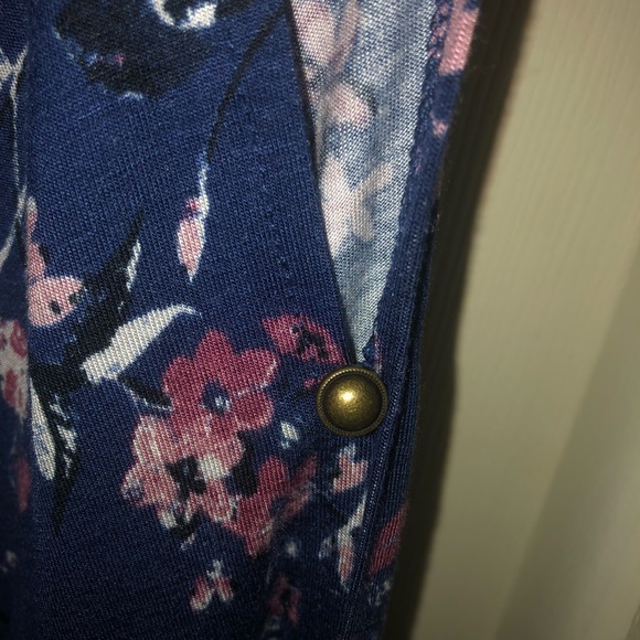 XL …Eyeshadow … very soft (94% viscose, 6% spandex) long sleeve popover v neck - Picture 5 of 6